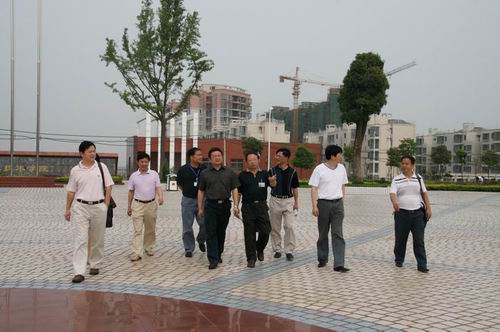 机械行管办副主任成立平、院领导廖洪元、刘建湘等陪同专家组参观校园