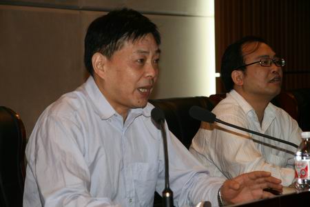 徐晨光教授作精彩辅导,右为黄东红主任主持专题辅导